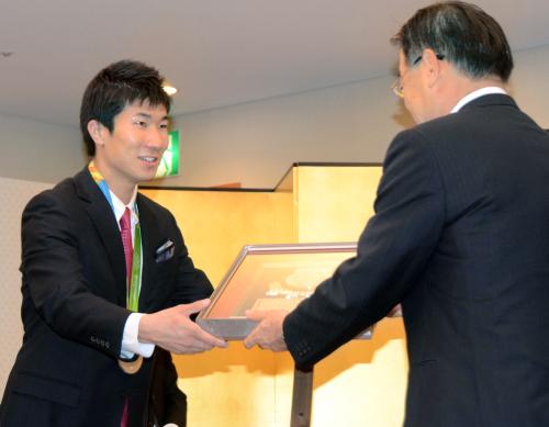 京都府の山田啓二知事（右）から表彰される、リオ五輪陸上男子４００メートルリレー銀の桐生