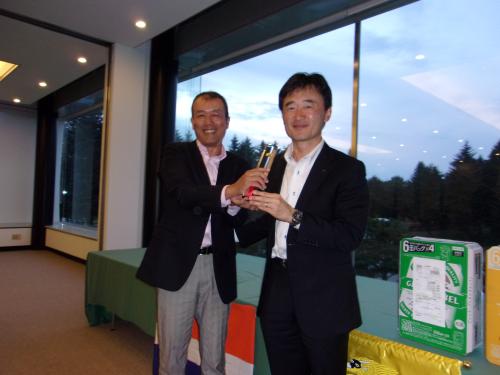 優勝しトロフィーを受け取る内藤豊さん（左）。右はキリンビールマーケティングの長林道生執行役員