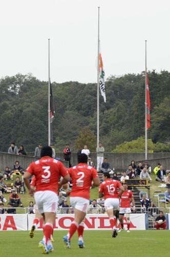 神戸製鋼とホンダが対戦したラグビートップリーグの試合場。平尾ＧＭの死を悼み、半旗が掲げられた