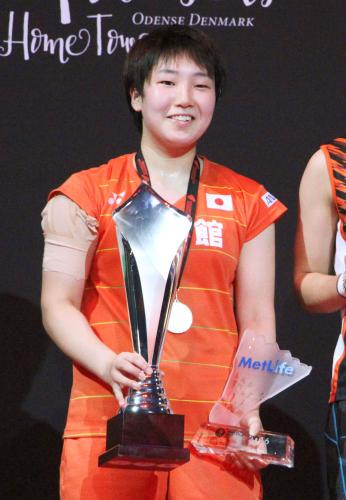 デンマーク・オープン女子シングルスで優勝し、笑顔の山口茜