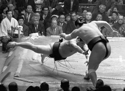 １９６９年３月、大相撲春場所で横綱大鵬（右）の連勝を45で止めた戸田