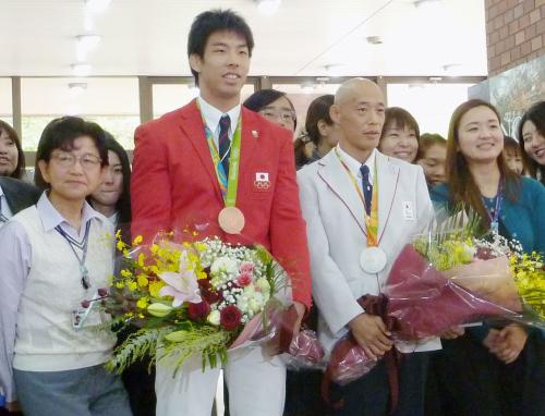 母校の筑波大を訪問した、リオ五輪柔道銅メダルの永瀬貴規（中央左）とパラリンピック柔道銀メダルの広瀬誠（同右）