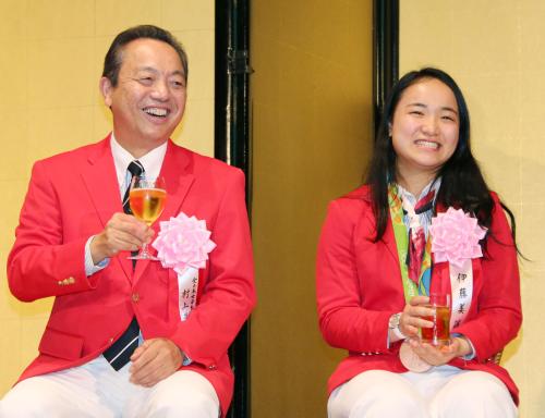 大阪市内で開かれた祝賀会に出席した、リオ五輪卓球女子団体で銅メダルを獲得した伊藤美誠（右）と、監督を務めた村上恭和氏