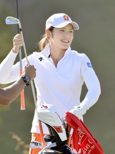 樋口久子女子ゴルフ開幕前　練習場で笑顔を見せる渡辺彩香
