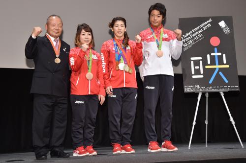 映画「東京オリンピック（デジタル修復版）」トークショーに出席した（左から）三宅義行氏、三宅宏実、吉田沙保里、羽根田卓也