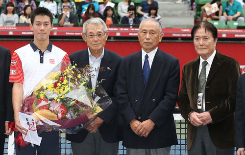 １４年１０月、楽天オープン男子シングルス１回戦の試合後に全米オープン準優勝の特別表彰で記念撮影する錦織圭（左）と石黒修さん（右）
