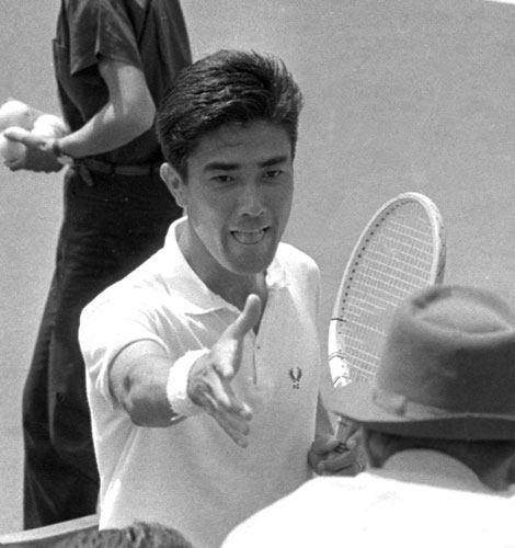 戦後初の日本人プロテニス選手として活躍した石黒修さん（１９６５年１０月撮影）