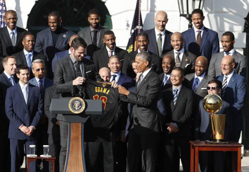 ケビン・ラブ（中央左）がオバマ大統領にユニフォームをプレゼント（ＡＰ）