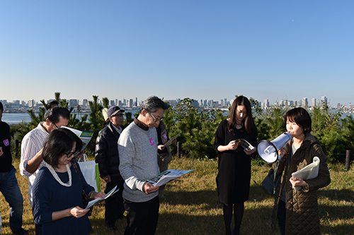 「海の森」で東京都港湾局担当者から説明を受ける田中琴乃さん（右から２人目）と参加者たち