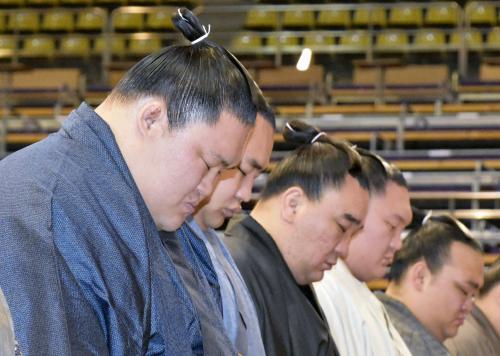 大相撲九州場所を前に、土俵祭りに参加した（左端から）豪栄道、鶴竜、日馬富士、白鵬ら
