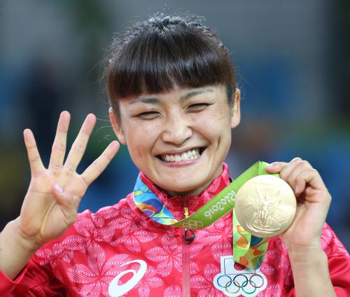 東京五輪・パラリンピックの金メダルはリサイクル金属を活用する（写真は４個目の金メダルにを手に笑顔の伊調）