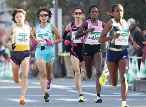 第２回さいたま国際マラソン　スタート直後、力走する（左から）吉田香織、関野茜、那須川瑞穂ら