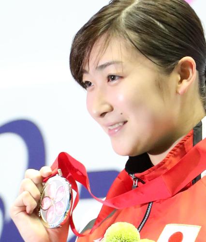 ＜女子１００メートル自由形決勝＞２位となり表彰台でメダルを手に笑顔を見せる池江