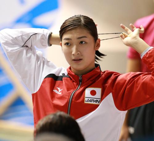 ＜アジア水泳選手権　女子４×１００メートル自由形リレー＞レースを終え髪を結う池江璃花子