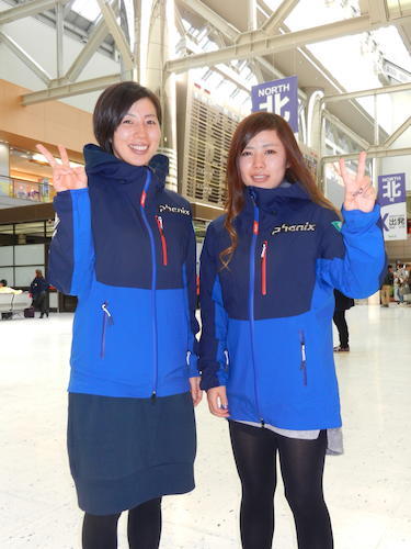 スキー・モーグルのＷ杯開幕戦に向け、フィンランドへ向け出発した伊藤みき（左）と村田愛里咲