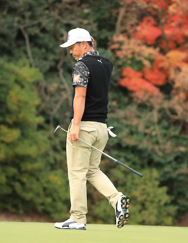 ＜ゴルフ日本シリーズＪＴカップ３日目＞１８番、ダブルボギーを叩いて一歩後退し肩を落とす谷原秀人