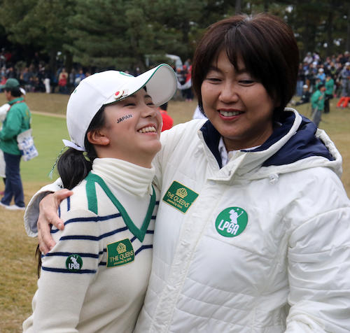 日本勢で唯一、堀（左）が韓国チームに同点で終わり、小林浩美日本女子プロゴルフ協会会長に労いを受ける