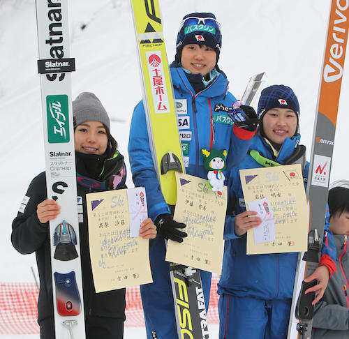 ジャンプ優勝の伊藤（中央）、２位・高梨（左）、３位・岩佐（右）