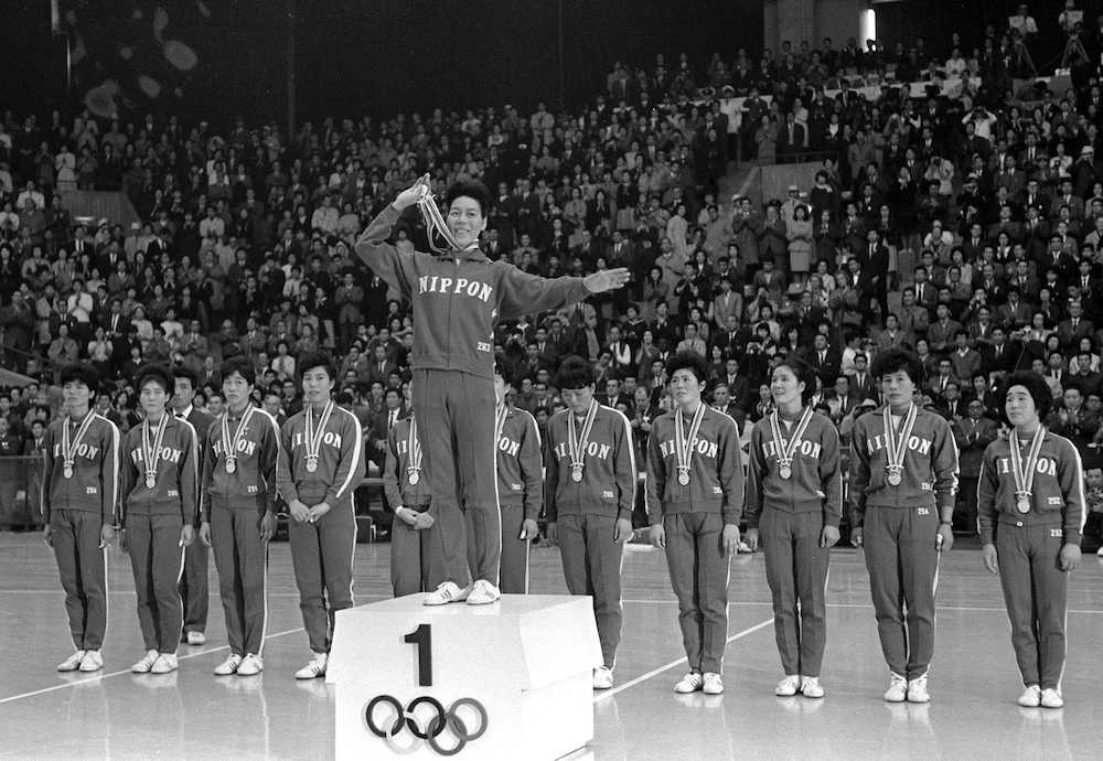 １９６４年東京五輪のバレーボール女子で金メダルを獲得した日本チーム。左端から２人目が丸山（旧姓磯辺）サタさん＝駒沢屋内球技場