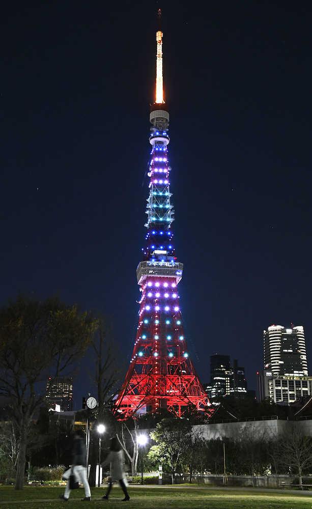 ラグビーＷ杯日本大会の開幕千日前に合わせ、緑、白、青の３色にライトアップされた東京タワー
