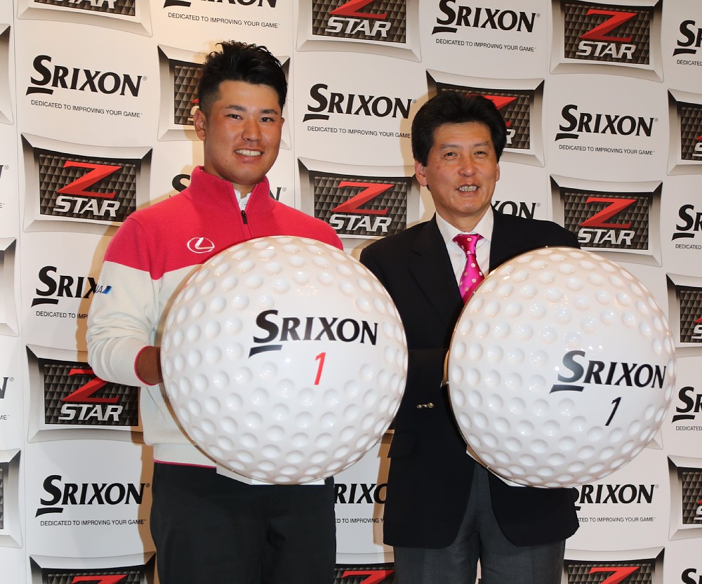 ボールの巨大模型を手にする男子ゴルフの松山英樹（左）とダンロップスポーツの木滑和生社長