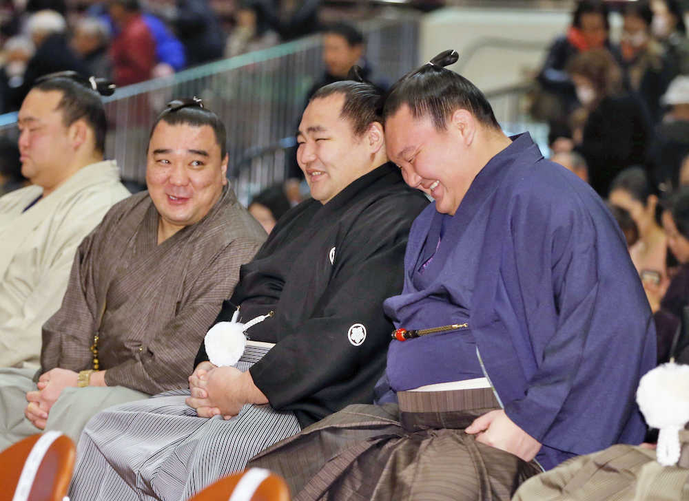 土俵祭りを前に談笑する（右から）白鵬、鶴竜、日馬富士の３横綱