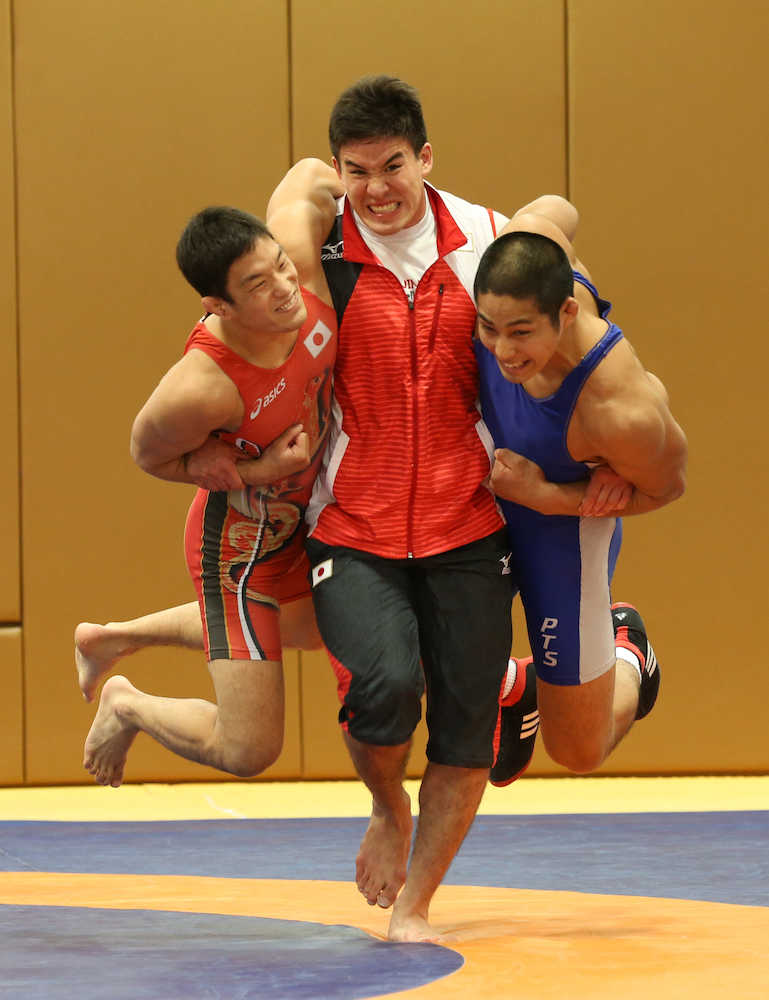 ＜柔道男子強化合宿　練習公開＞レスリングの選手を抱えて歩くベイカー茉秋（中央）