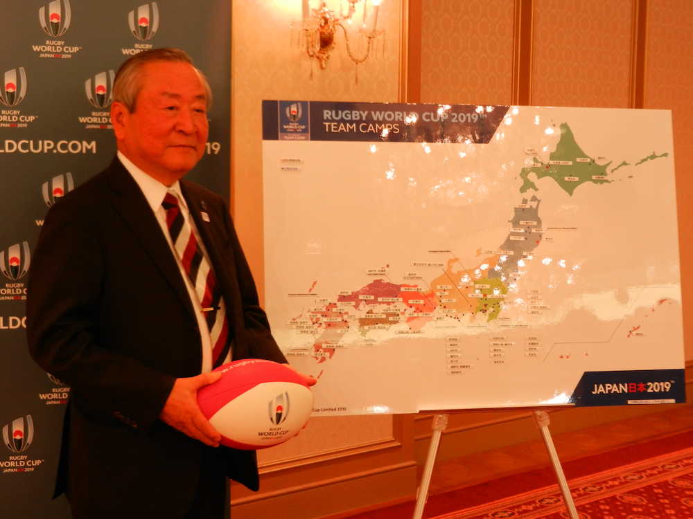 応募自治体を示す地図を紹介する嶋津昭事務総長