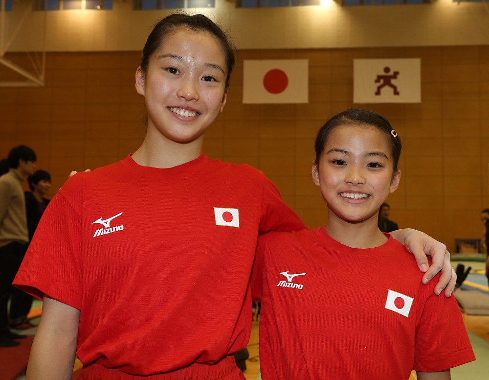 東京五輪女子体操特別強化対策トライアウトで肩を組んで笑顔の姉・畠田瞳（左）と妹・千愛