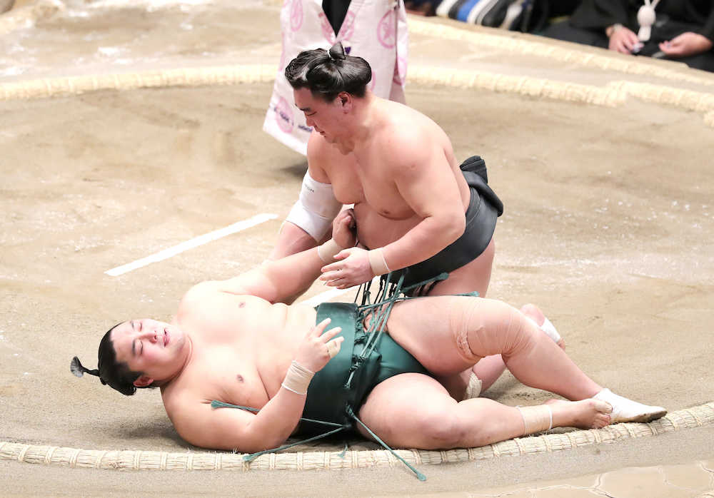 大相撲初場所５日目、隠岐の海を下手投げで下す日馬富士