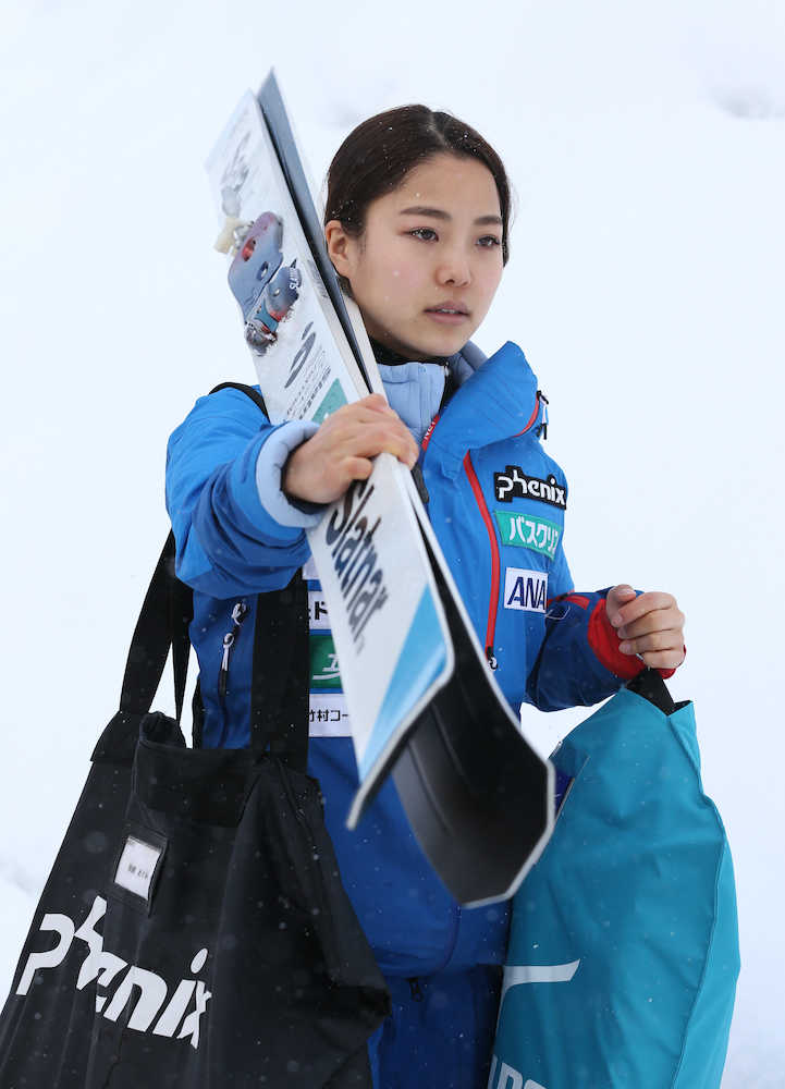 ジャンプ女子Ｗ杯札幌大会で４位に終わり厳しい表情で引き揚げる高梨沙羅