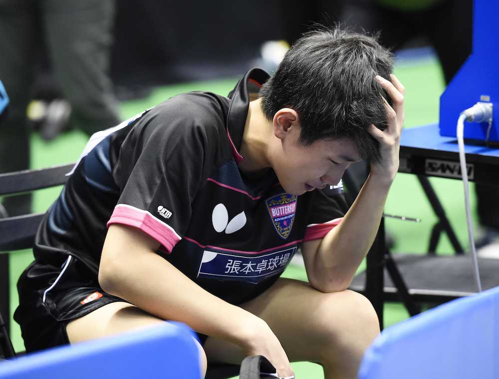 ジュニアの部男子シングルスの準々決勝で敗れ、頭を抱える張本智和