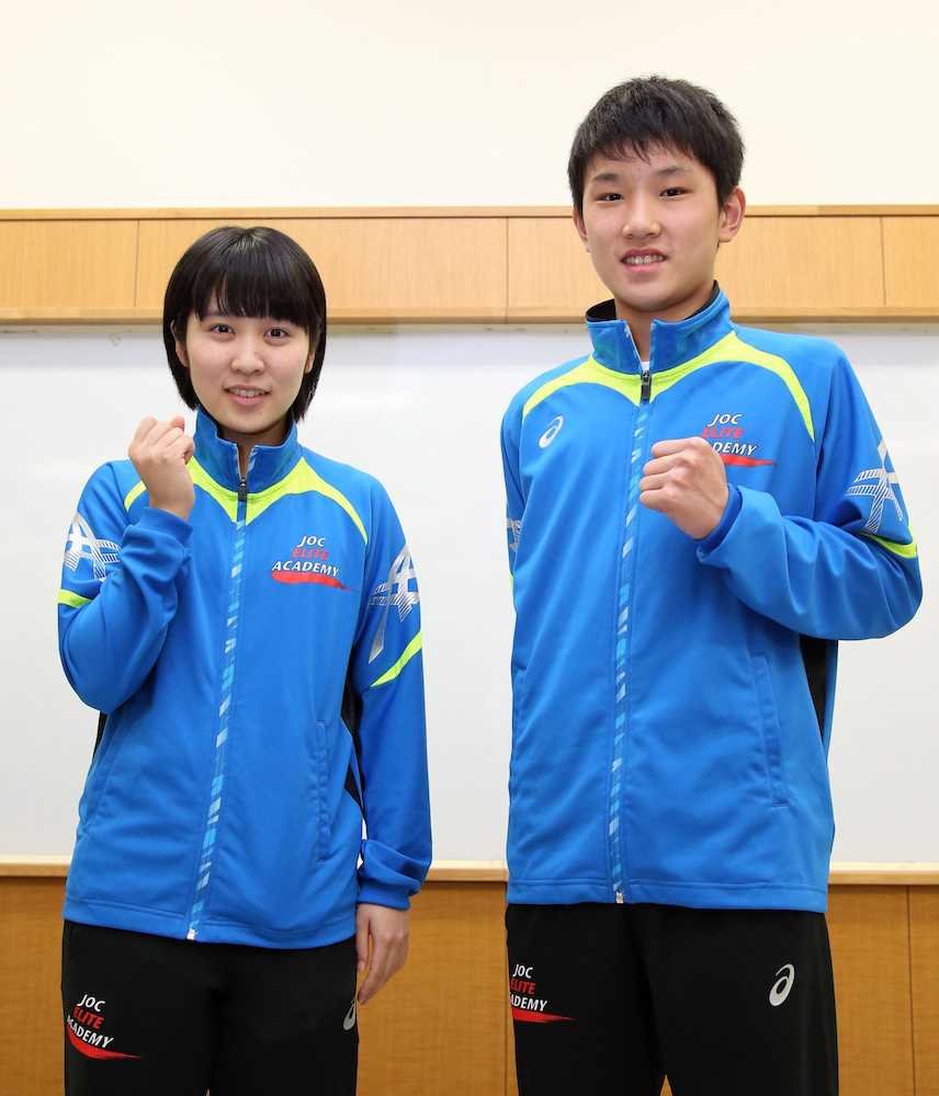 卓球の世界選手権個人戦の日本代表に選ばれ、ポーズをとる平野美宇（左）と張本智和