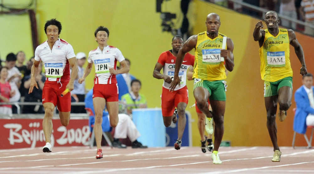 ２００８年８月、北京五輪陸上男子４００メートルリレー決勝で、（右から）ボルト、パウエルのジャマイカを追う日本の（左から）朝原宣治、高平慎士の各選手
