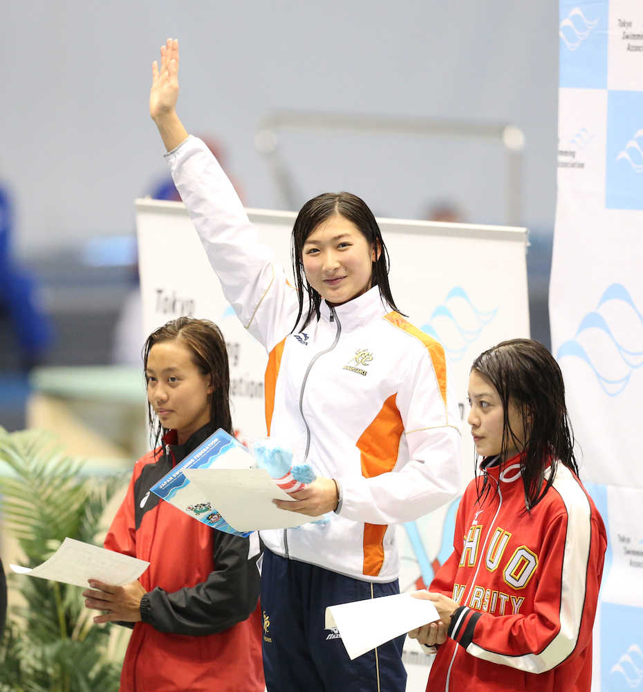 東京都選手権女子２００メートル自由形を日本新記録で制した池江璃花子は観客の声援に手を振って応える（左は今井月、右は大本里佳）