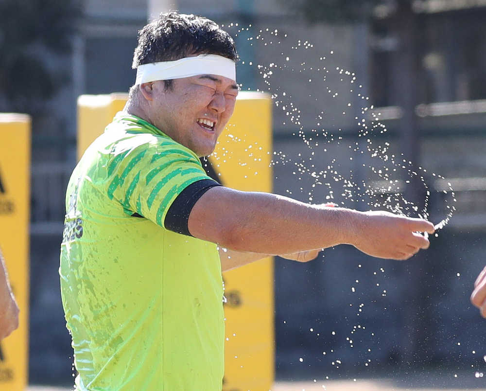 誕生日の須藤はチームメートから水をかけられ、手荒い祝福を受ける