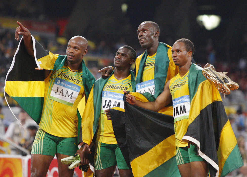 ２００８年８月、北京五輪陸上男子４００メートルリレーで金メダルを獲得したジャマイカチーム。左から２人目がネスタ・カーター、同３人目はウサイン・ボルト