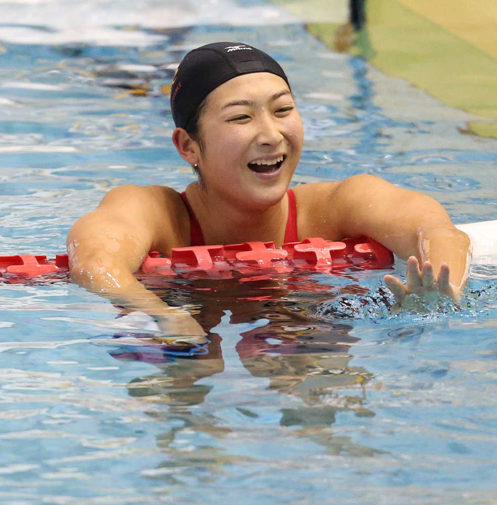 ＜水泳東京都選手権＞女子２００メートル自由形を日本新記録で制した池江璃花子は笑顔を見せる