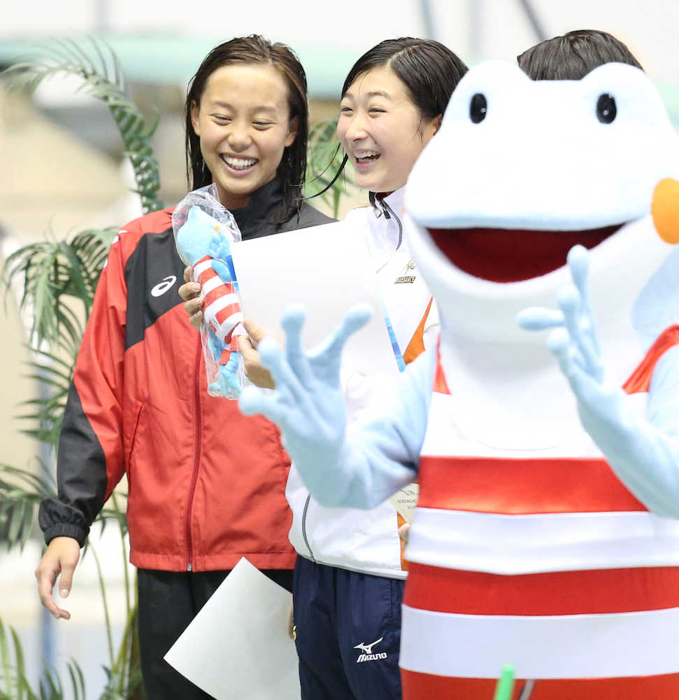 ＜水泳東京都選手権＞女子２００メートル自由形を日本新記録で制し笑顔を見せる池江璃花子（右）と２位・今井月