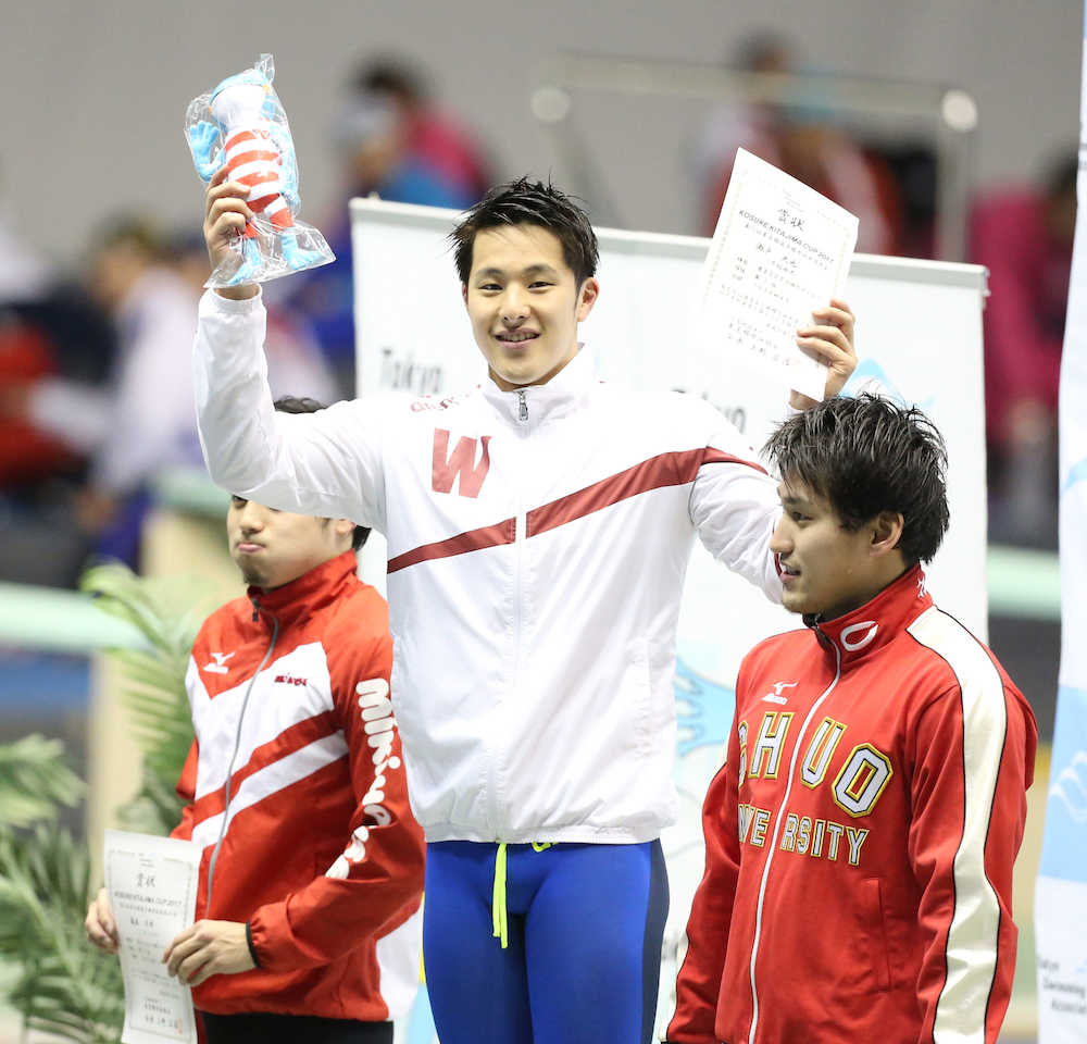 ＜水泳東京都選手権＞男子２００メートル個人メドレーで優勝した瀬戸大也はファンの声援に応える。左は２位・藤森丈晴、右は３位・砂間敬太