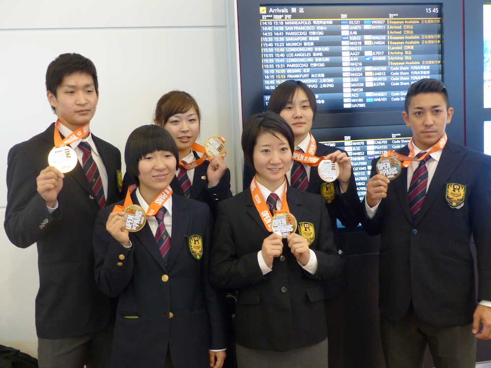 プレミアリーグ第１戦・パリ大会でメダルを獲得した大野ひかる（下段右）ら空手日本代表