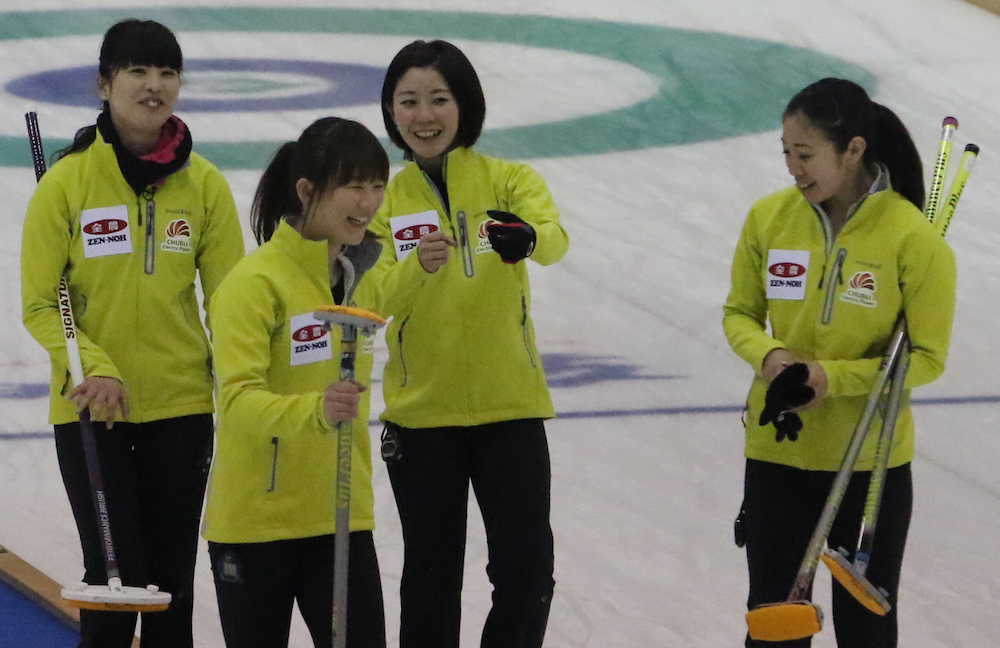 決勝進出を決め笑顔の中部電力。左から松村、北沢、石郷岡、清水