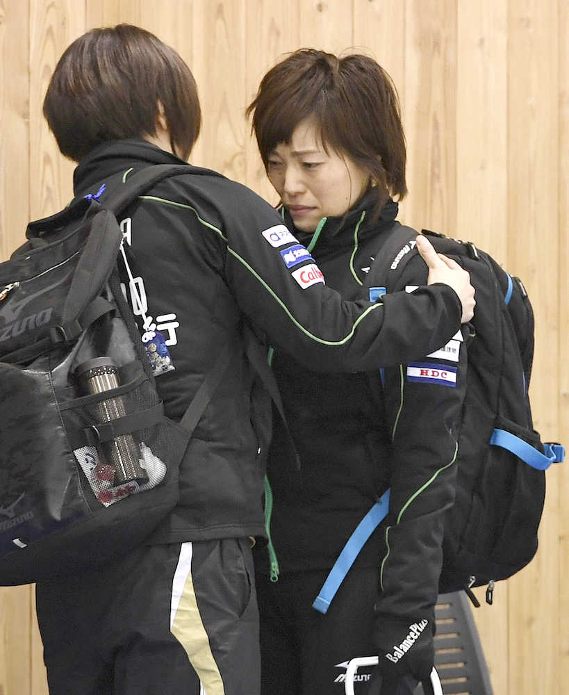 女子準決勝で中部電力に敗れ、肩を落とす北海道銀行・小笠原（右）