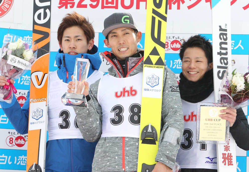 表彰台でポーズをとる（左から）２位・栃本、優勝・伊東、３位・鈴木