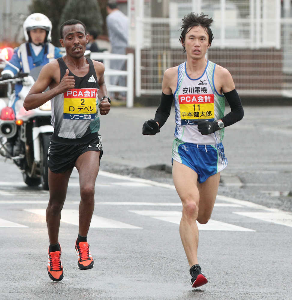 ３５キロすぎ、競り合いでデレジェ・デベレ（左）をかわす中本健太郎