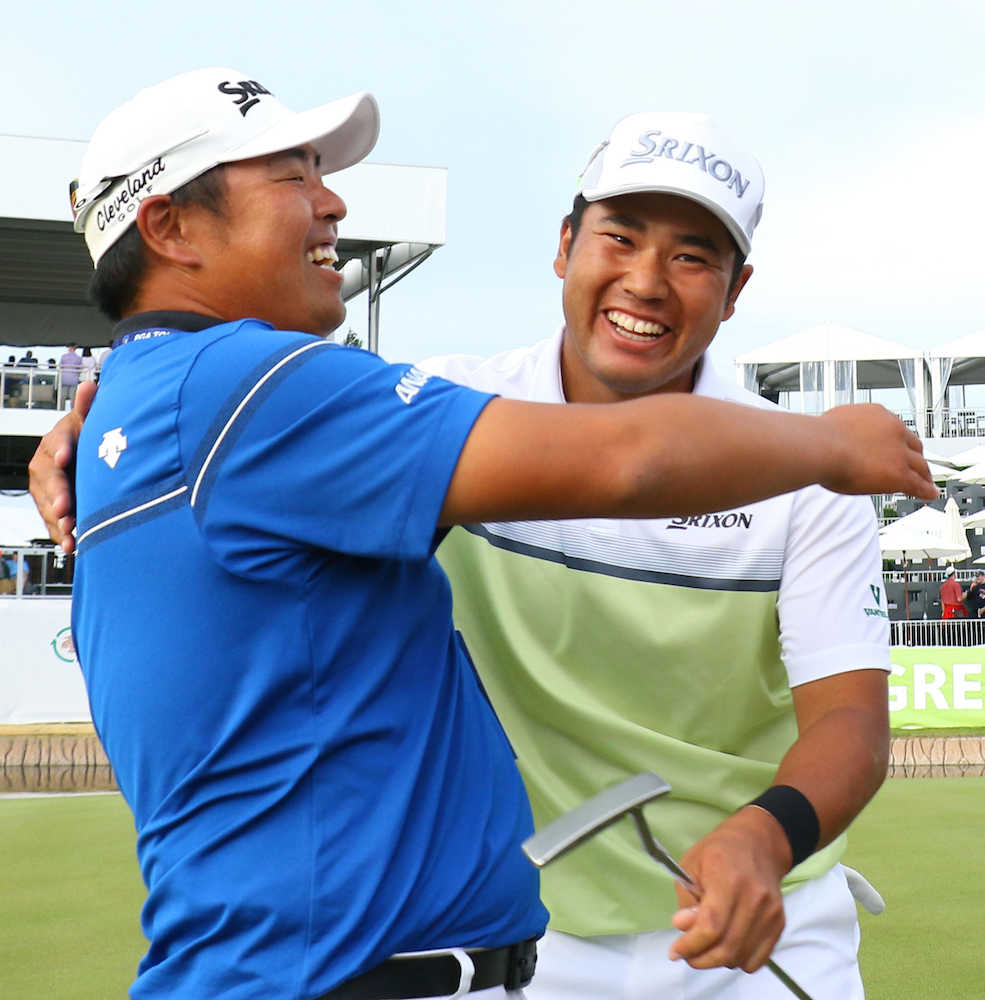 ゴルフのフェニックス・オープンで米男子ツアー通算４勝目を挙げ、飯田光輝トレーナー（左）と抱き合って喜ぶ松山英樹