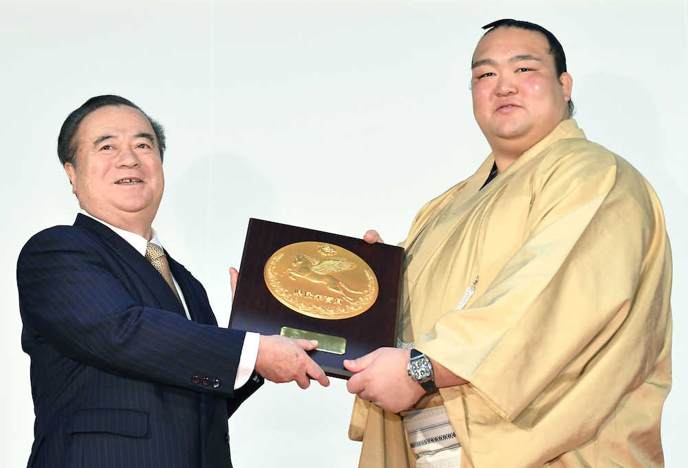 茨城県の橋本昌知事（左）から県民栄誉賞を授与され、記念写真に納まる横綱稀勢の里関
