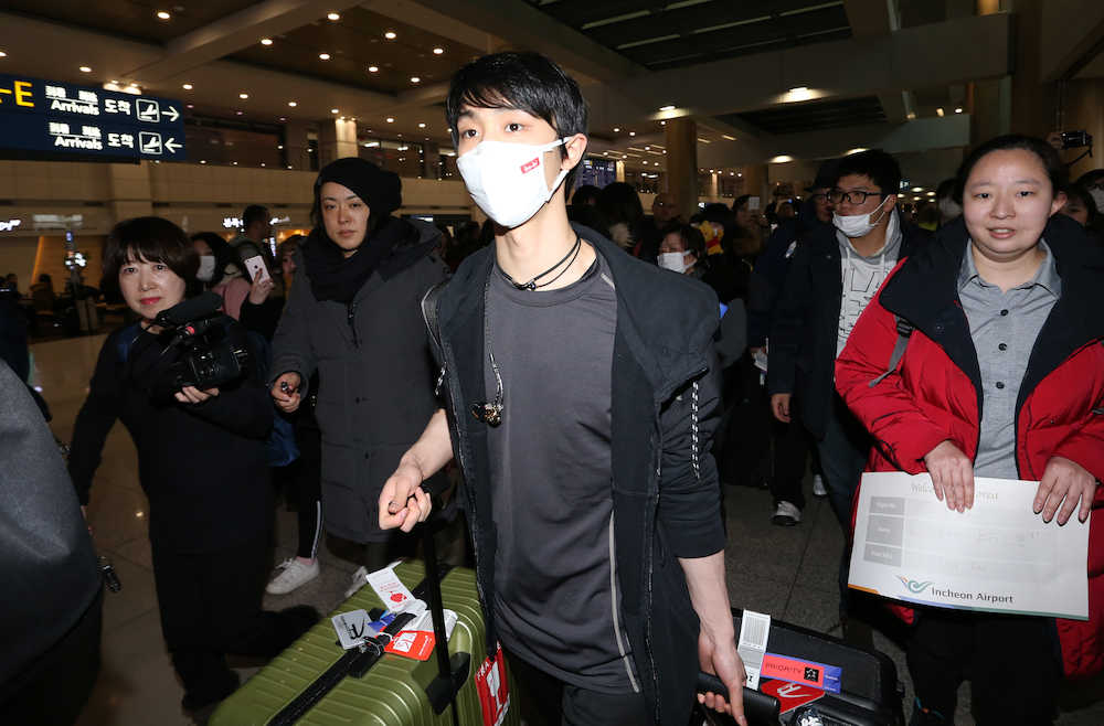 マスク姿で仁川国際空港に到着した羽生結弦