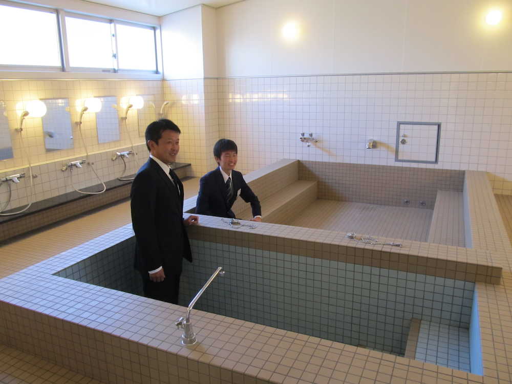 完成した亜大陸上部合宿所の大浴場で撮影に応じる、亜大陸上部の（左から）佐藤信之監督、加藤風磨主将　　　　　　　　　　　　　　　　　　　　　　　　　　　　　　　