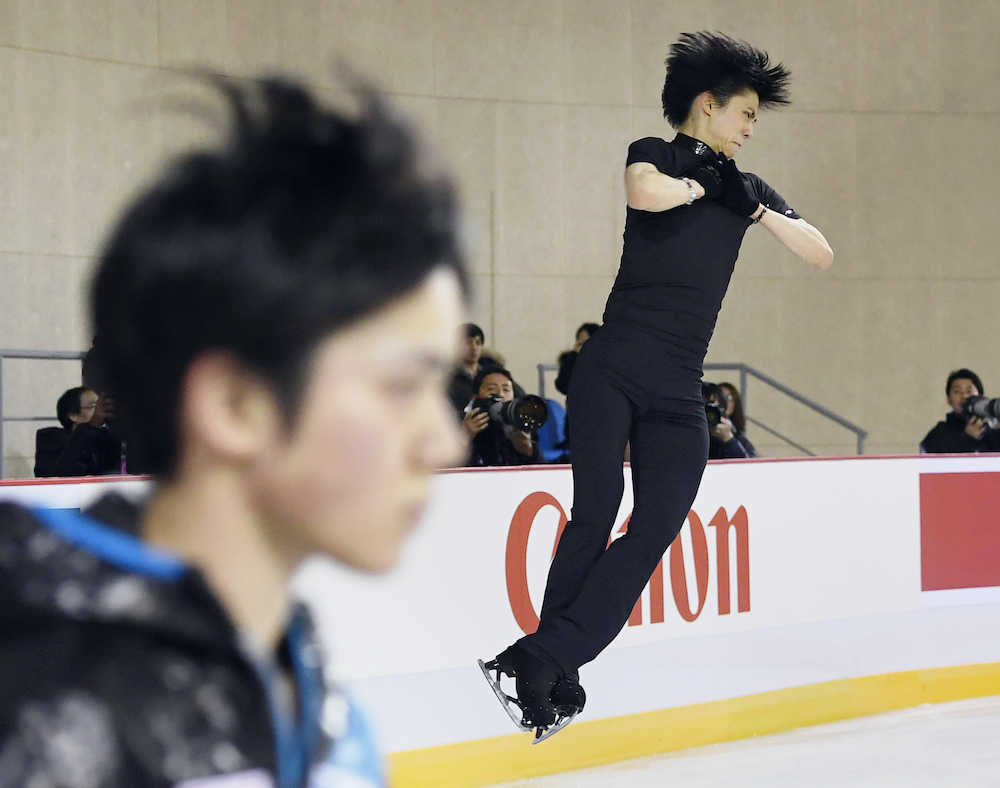 フリーに向け調整する羽生結弦。手前は宇野昌磨